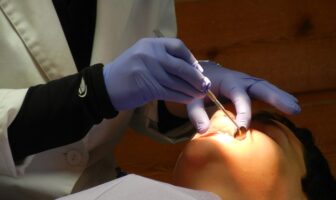 אישה מדימונה הפכה נכה לאחר טיפול שיניים